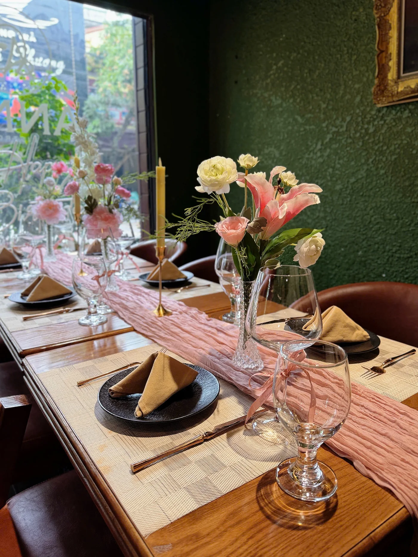 Bàn ăn trang trí hoa hồng trong không gian Anna's Bistro
