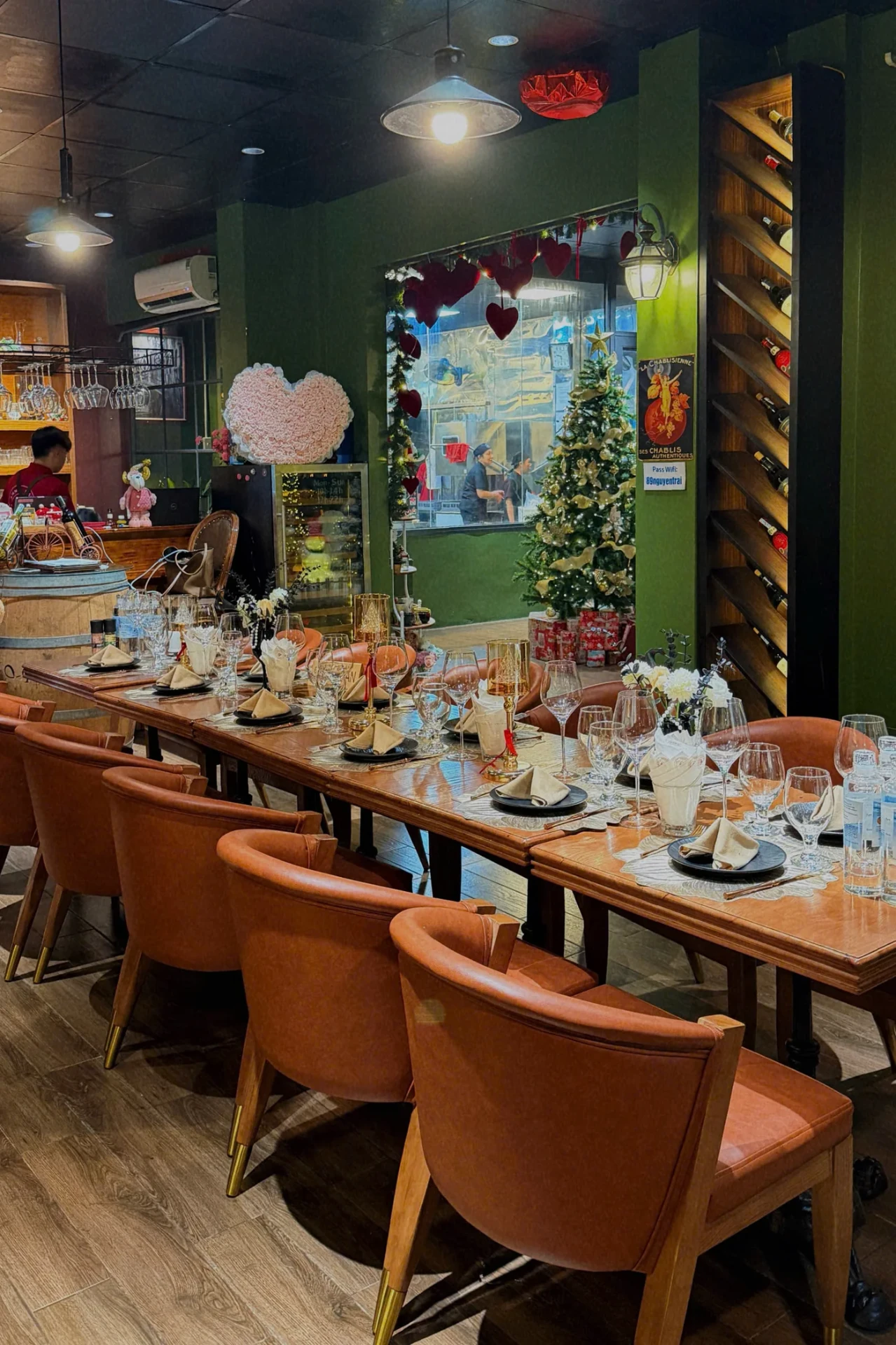 Bàn nhóm trong không gian ấm áp của Anna's Bistro