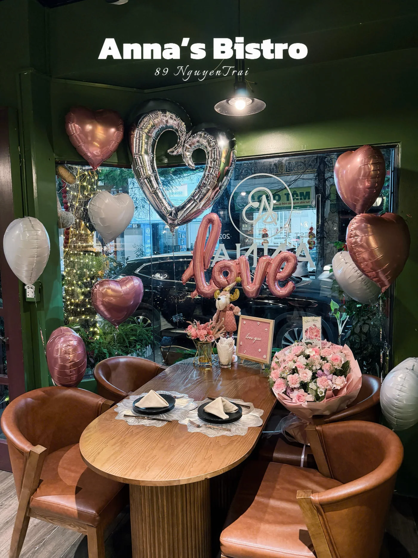 Bàn cầu hôn trang trí bóng trái tim tại Anna's Bistro