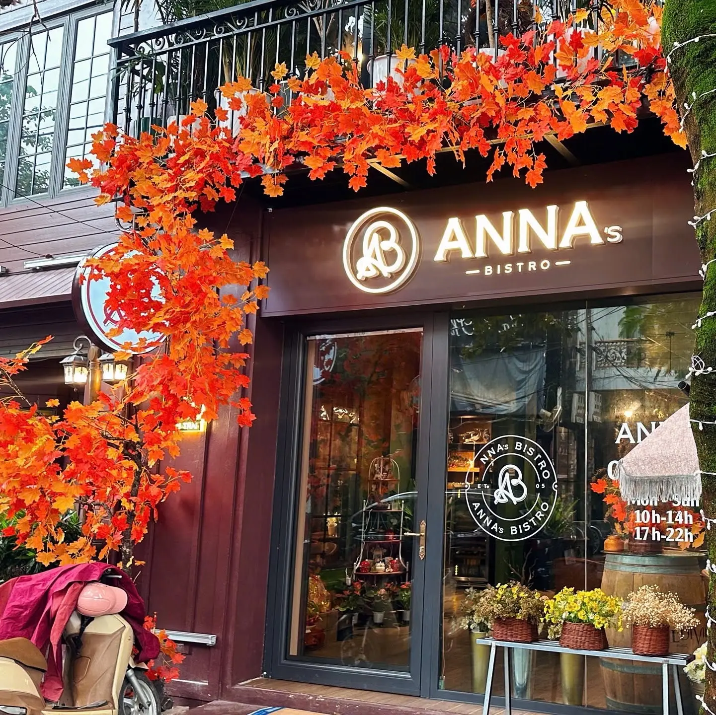 Mặt tiền Anna's Bistro trang trí lá phong mùa thu quanh biển hiệu