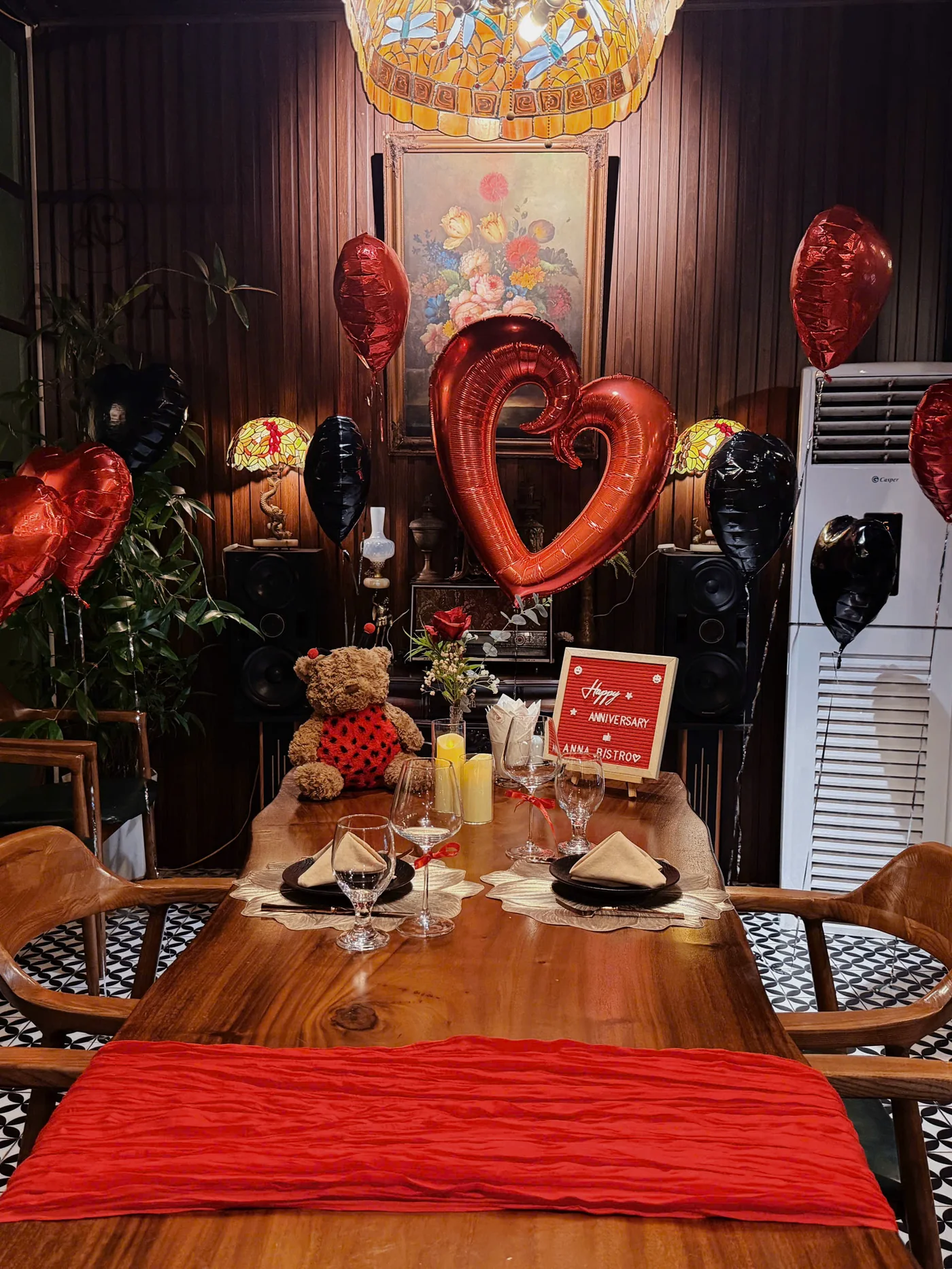 Bàn tiệc kỷ niệm với bóng trái tim tại Anna's Bistro