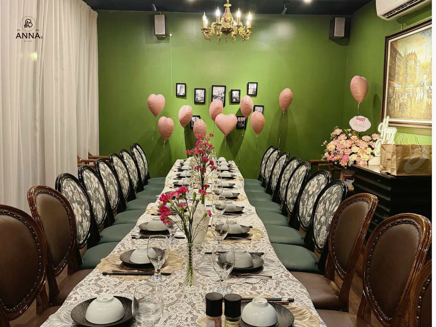 Không gian bàn dài dành cho buổi sum họp tại Anna's Bistro