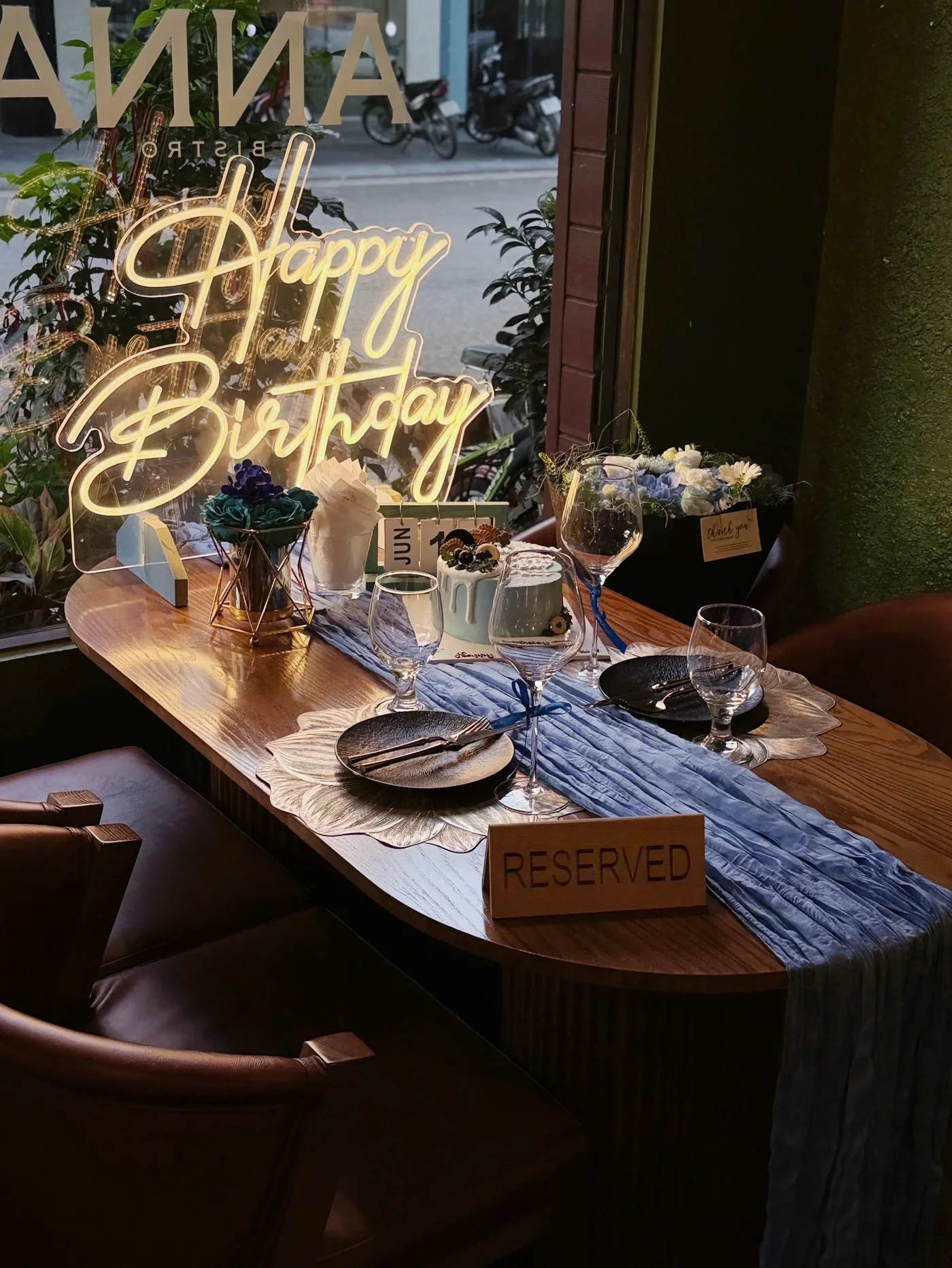 Bàn tiệc sinh nhật được chuẩn bị tại Anna's Bistro