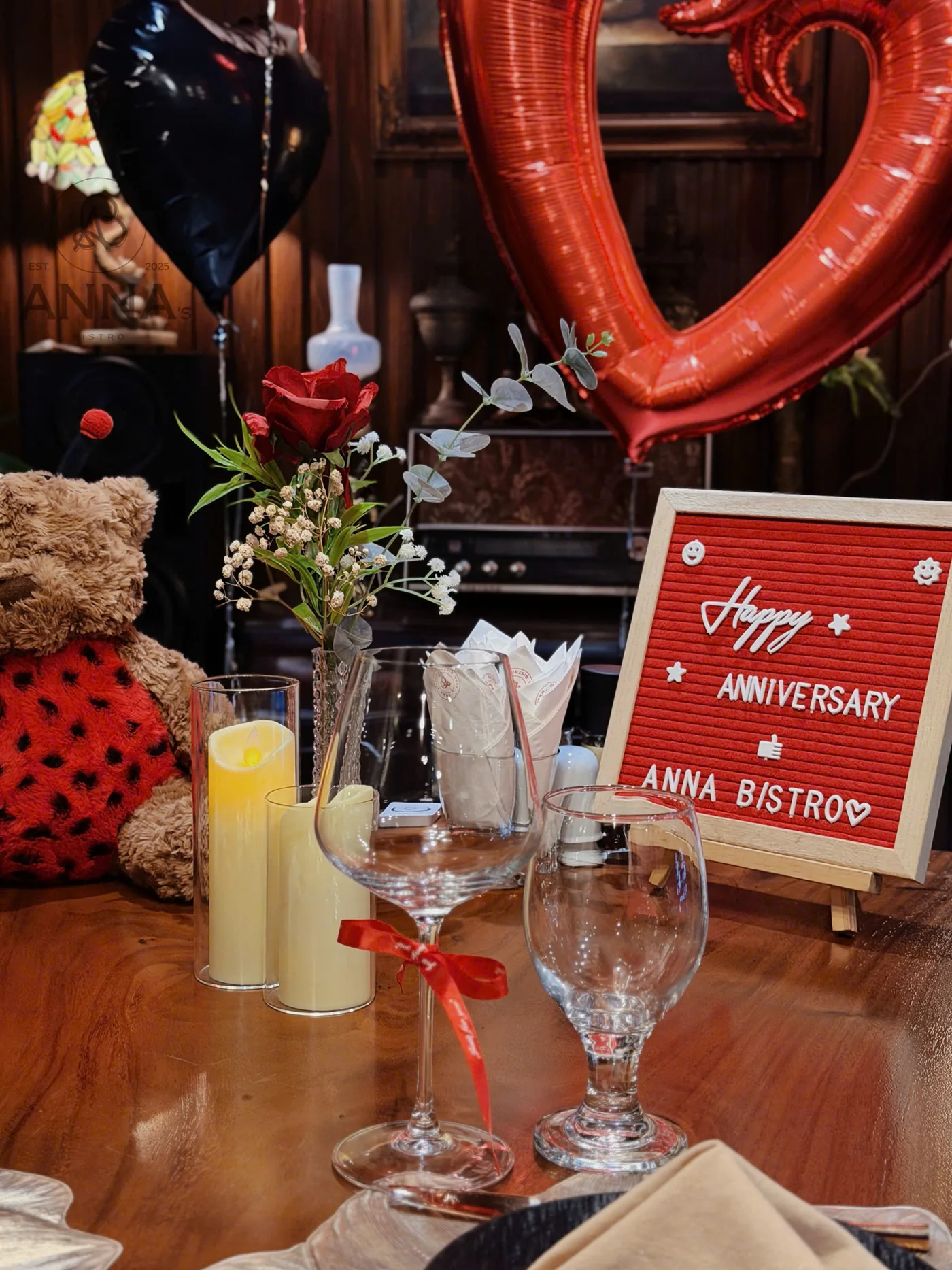 Chi tiết hoa và bảng chúc mừng kỷ niệm tại Anna's Bistro