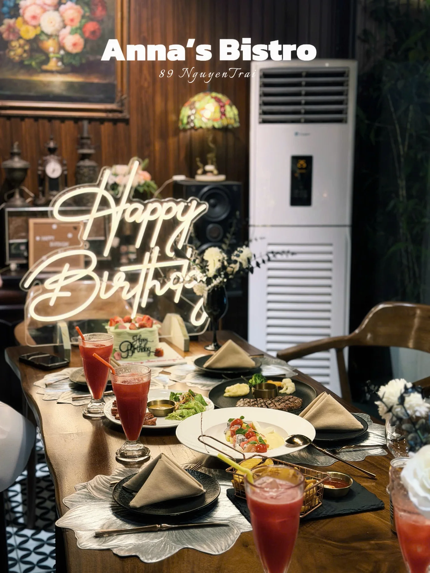 Bàn sinh nhật với món ăn và ánh sáng ấm tại Anna's Bistro