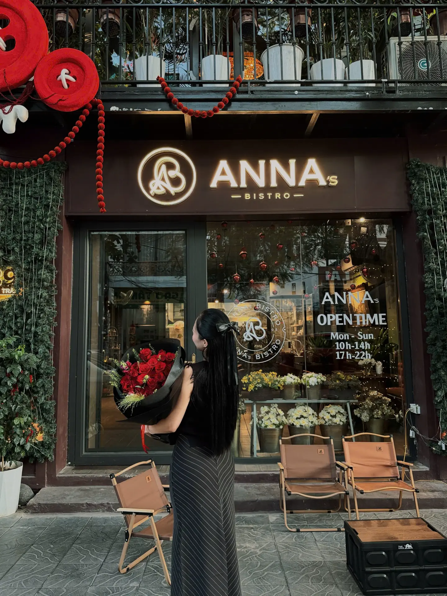 Mặt tiền Anna's Bistro về đêm với biển hiệu phát sáng và giờ mở cửa