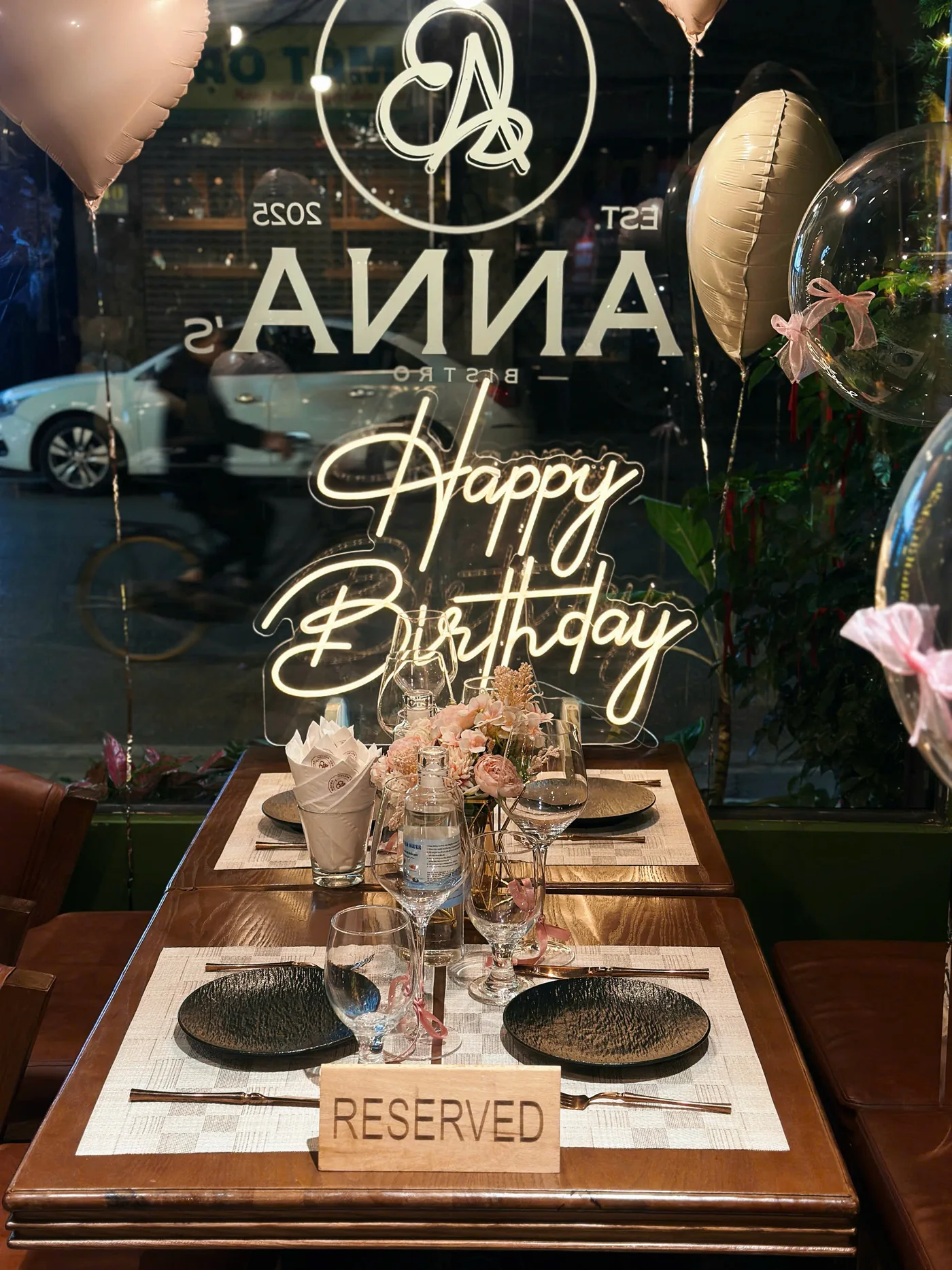 Bàn sinh nhật trang trí hoa và đèn tại Anna's Bistro