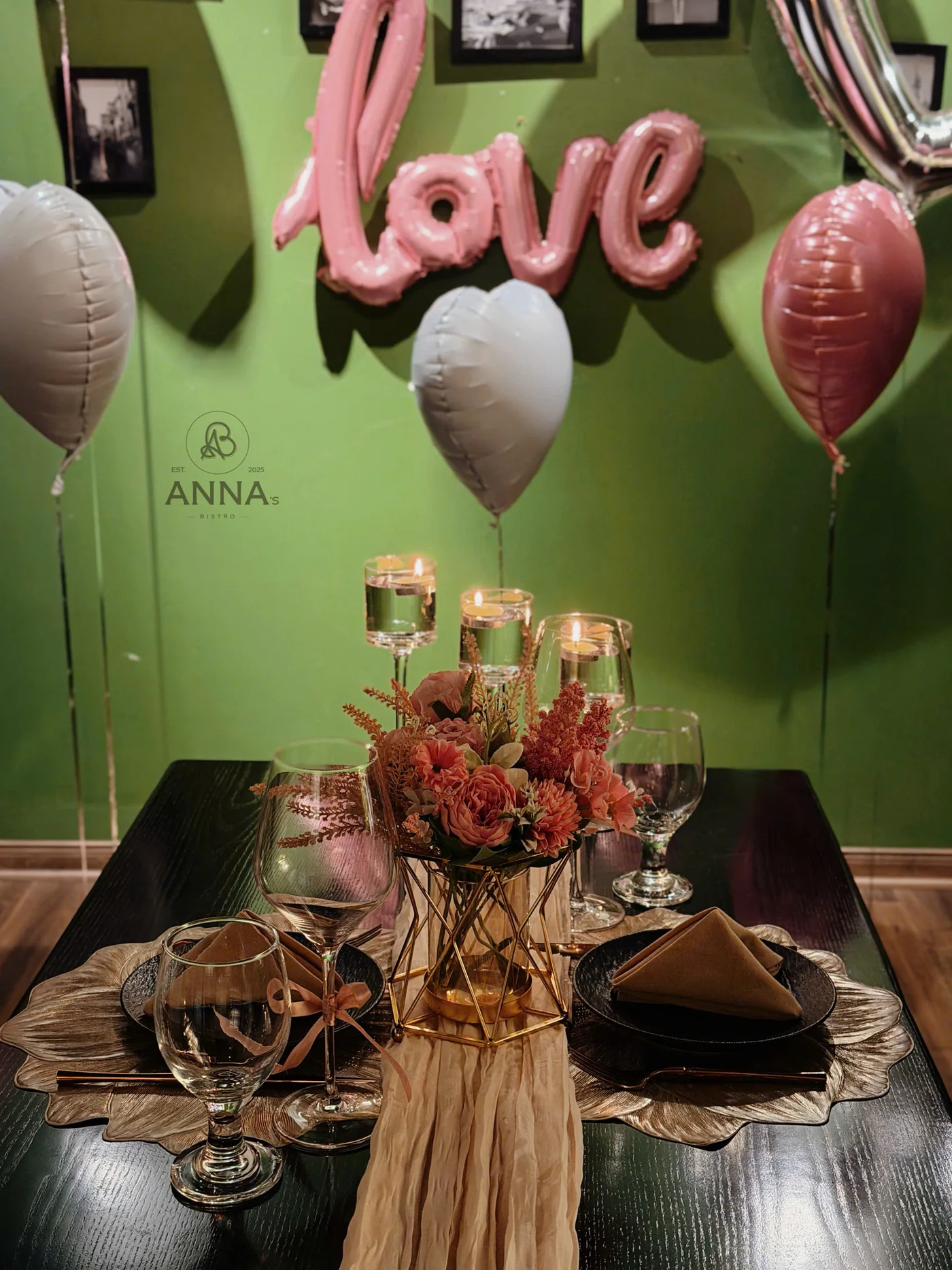 Bàn ăn riêng tư dành cho hai người tại Anna's Bistro