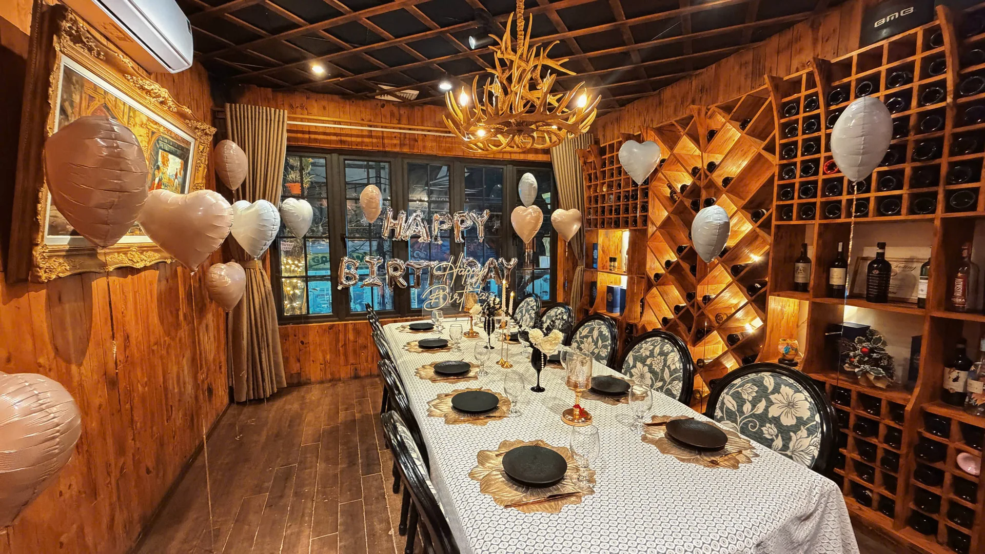 Bàn tiệc dài được chuẩn bị trong không gian ấm áp của Anna's Bistro