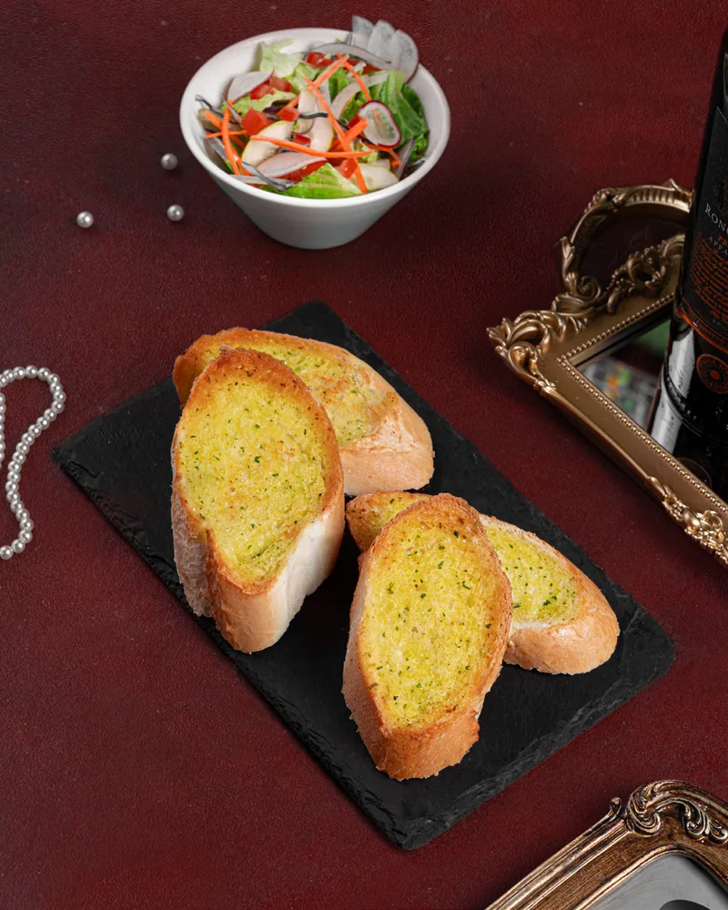 Bánh Mì Bơ Tỏi tại Anna's Bistro