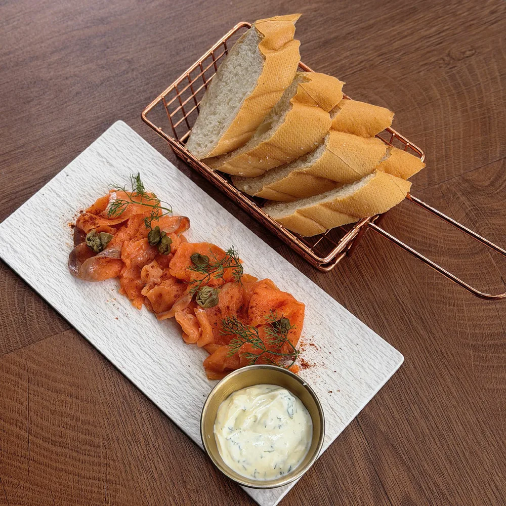 Canape Cá Hồi Hun Khói tại Anna's Bistro
