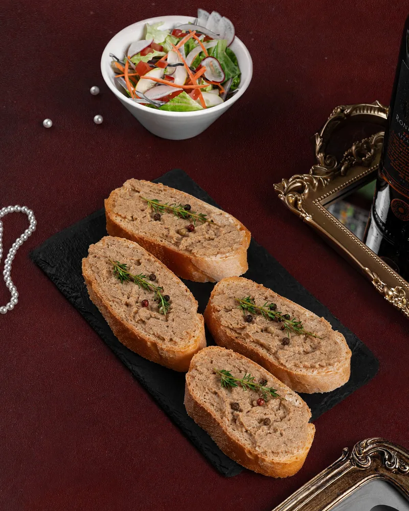Pate Gan Ngỗng Ăn Kèm Bánh Mì Nướng tại Anna's Bistro