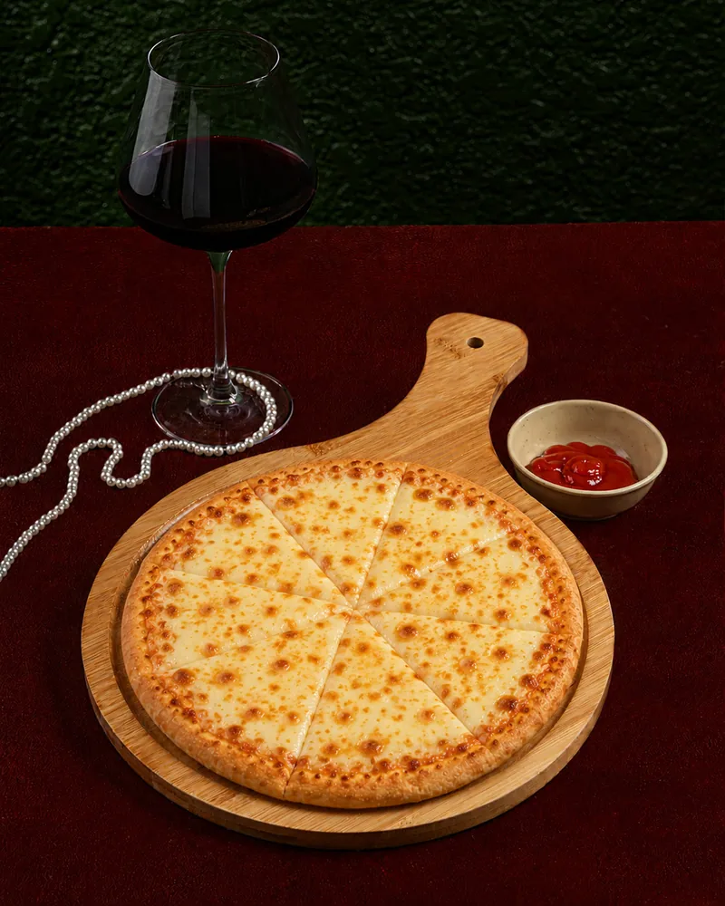 Pizza Cheese tại Anna's Bistro