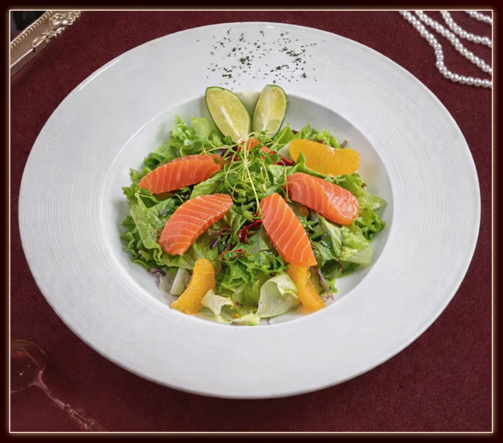 Salad cá hồi được phục vụ tại Anna's Bistro